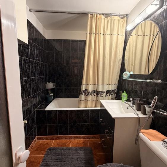 Apartament cu 3 camere decomandat în Exterior Vest