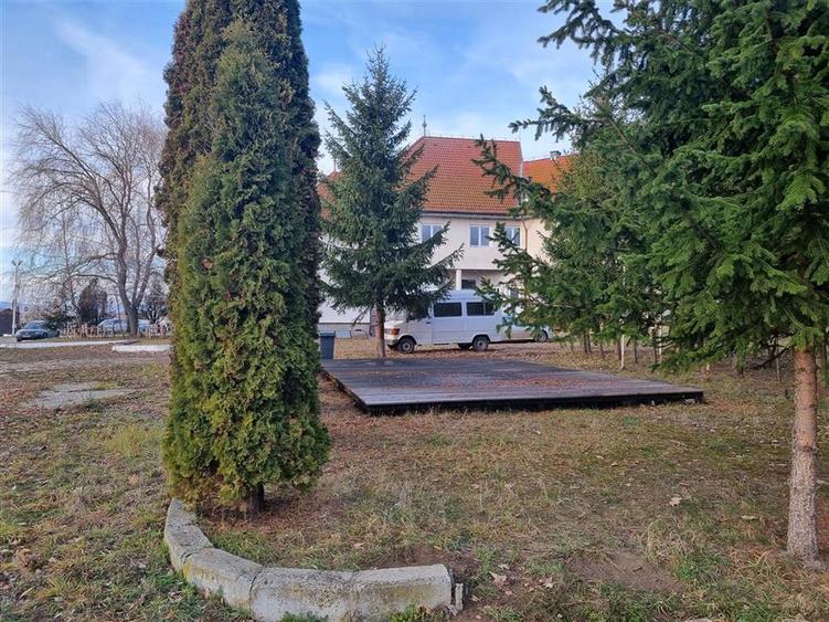 Spațiu comercial, de 400 mp, în Reci