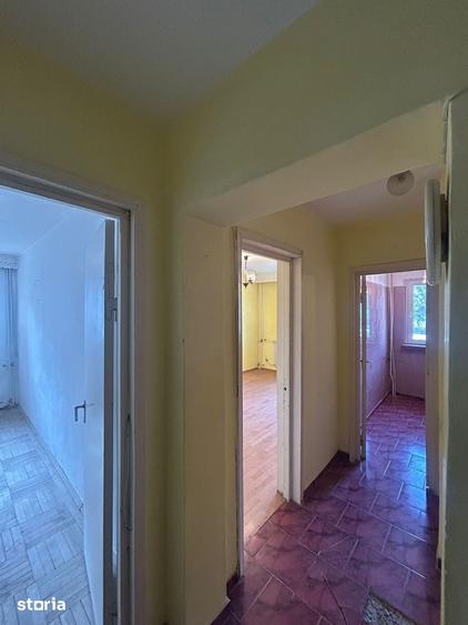 Apartament cu 4 camere semidecomandat în Sud