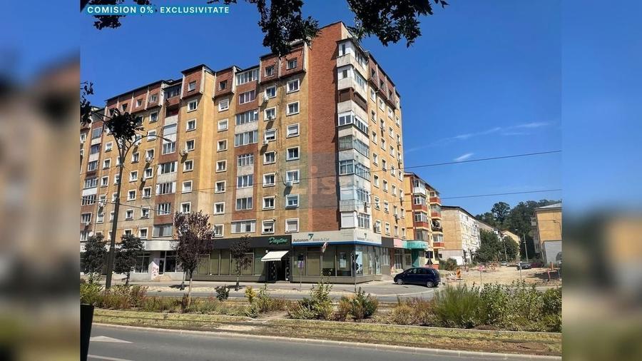 Apartament cu 3 camere semidecomandat în Micro IV
