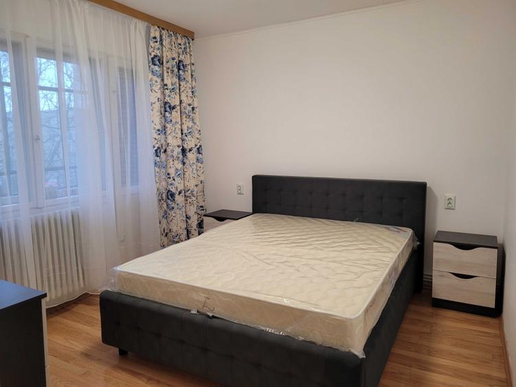 Apartament cu 3 camere decomandat în Podu Roș