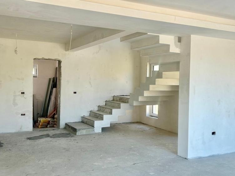Casă individuală cu 5 camere în Central