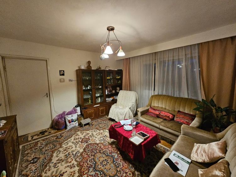 Apartament cu 4 camere semidecomandat în Gojdu