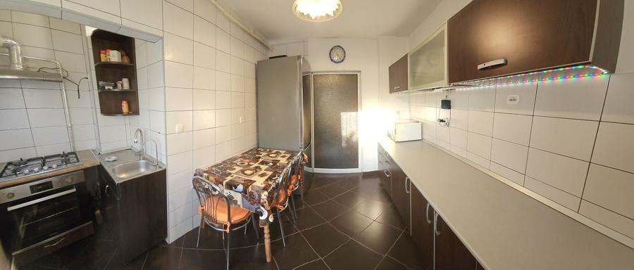 Apartament cu 3 camere decomandat în Central