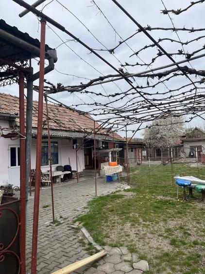 Casă cu 4 camere în Cuci