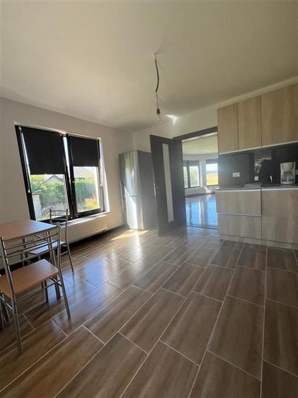 Casă individuală cu 5 camere cu Canalizare în Central