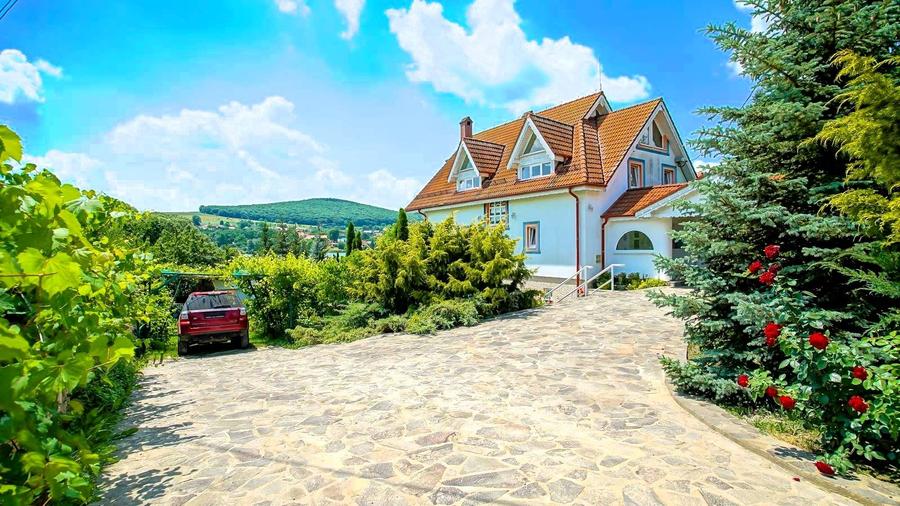 Casă cu 12 camere cu Garaj în Moacșa