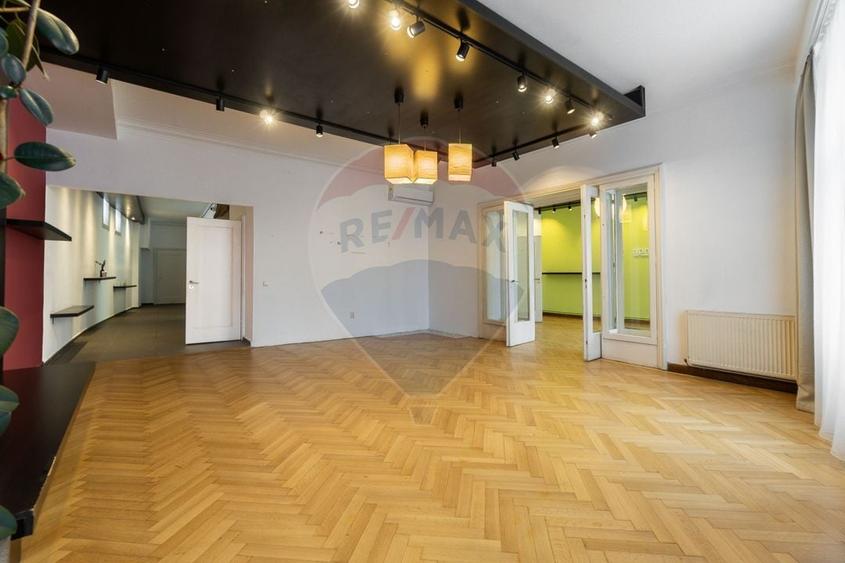 Apartament cu 4 camere circular în Centrul Istoric