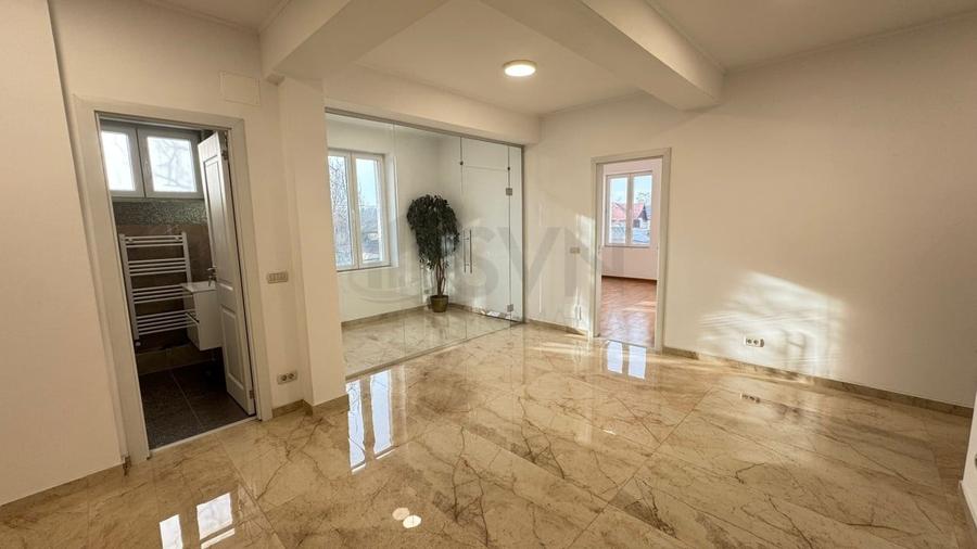 Apartament cu 4 camere decomandat în Sisești