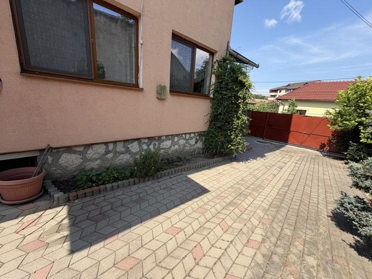 Casă individuală cu 8 camere cu Canalizare în Ultracentral