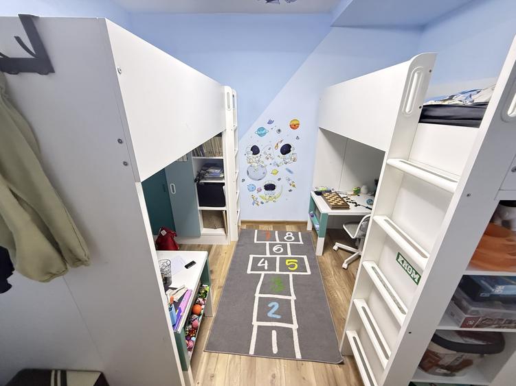 Apartament cu 3 camere semidecomandat, mobilat în Iris