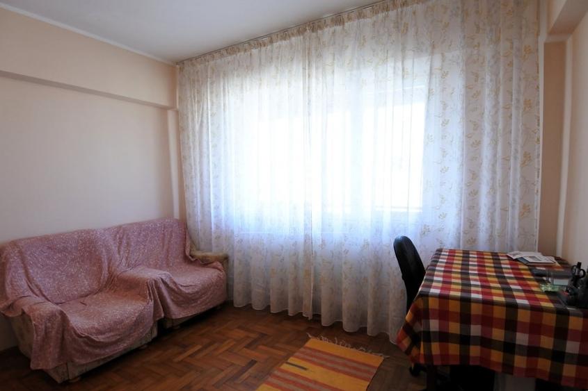 Apartament cu 4 camere decomandat în Republicii