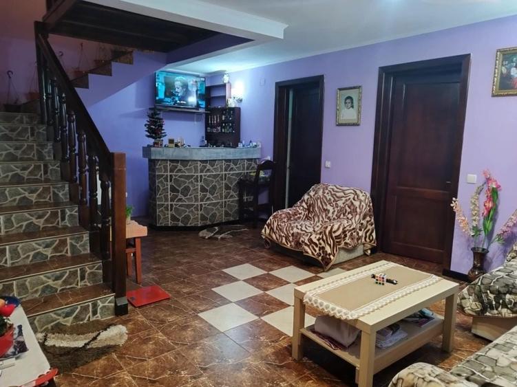 Casă cu 4 camere în Vlădești
