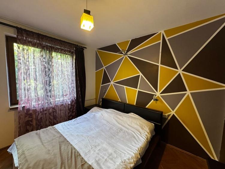 Apartament cu 3 camere semidecomandat, mobilat în Dacia
