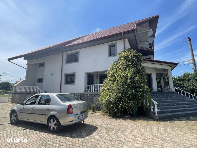 Casă cu 8 camere cu Teren 2000 Mp în Săvinești