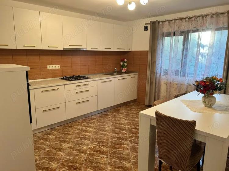 Apartament cu 4 camere decomandat în Nicolina