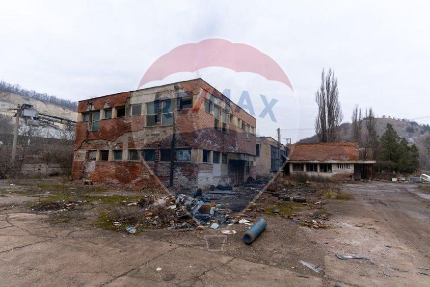 Spațiu industrial, de 7,000 mp, în Periferie