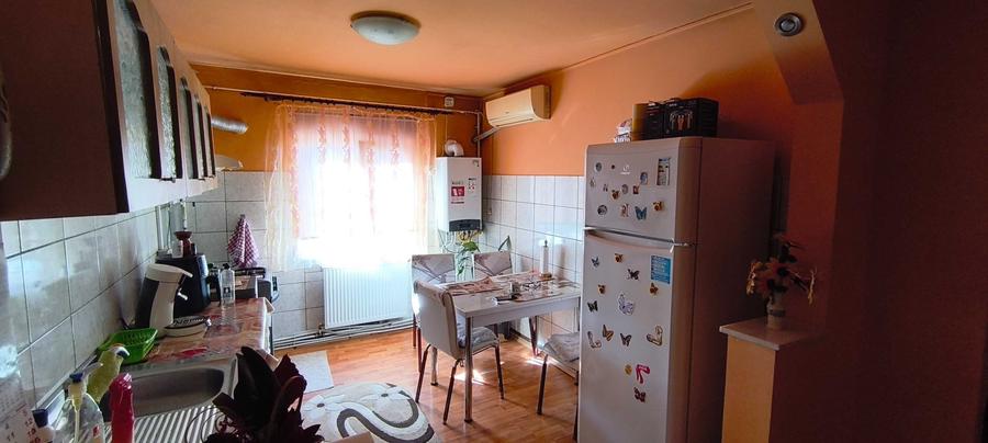 Apartament cu 3 camere decomandat în Exterior Vest