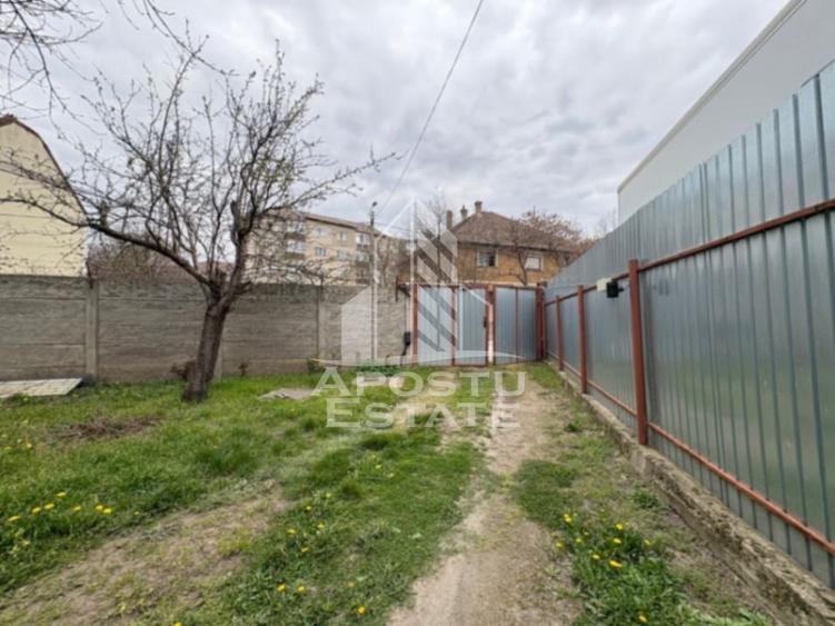 Casă individuală cu 8 camere cu Canalizare în Traian