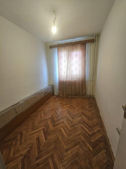 Apartament cu 4 camere semidecomandat în Soarelui