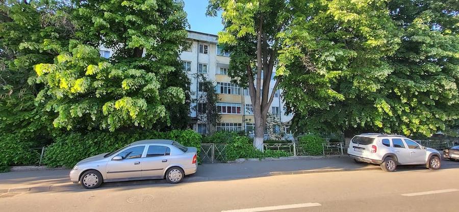 Apartament cu 3 camere decomandat în Sud