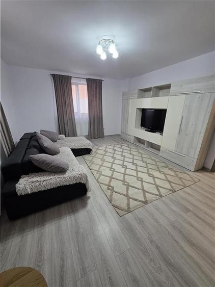 Apartament cu 2 camere decomandat, mobilat în Tractorul