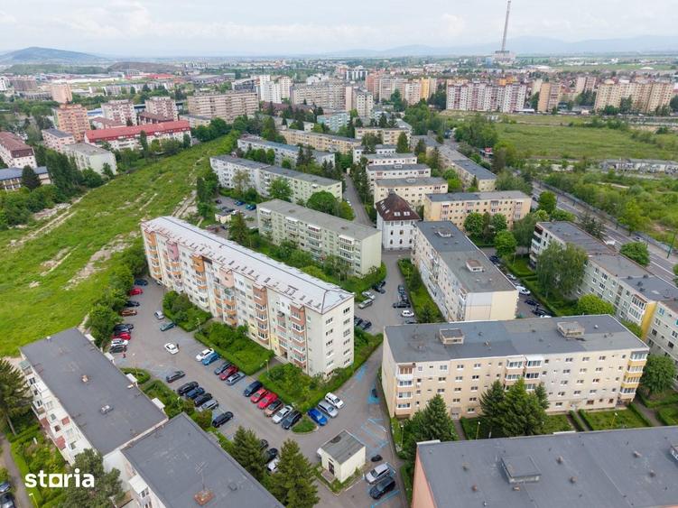Apartament cu 3 camere semidecomandat, mobilat în Central
