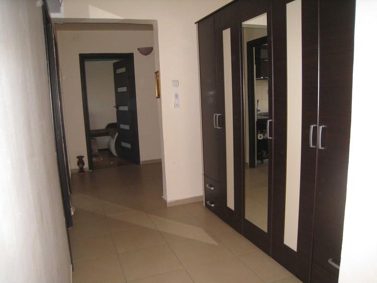 Apartament cu 3 camere decomandat în Casa de Cultură
