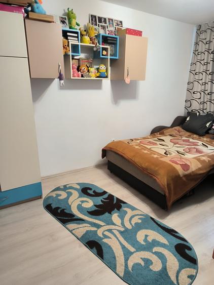 Apartament cu 3 camere semidecomandat în Vest
