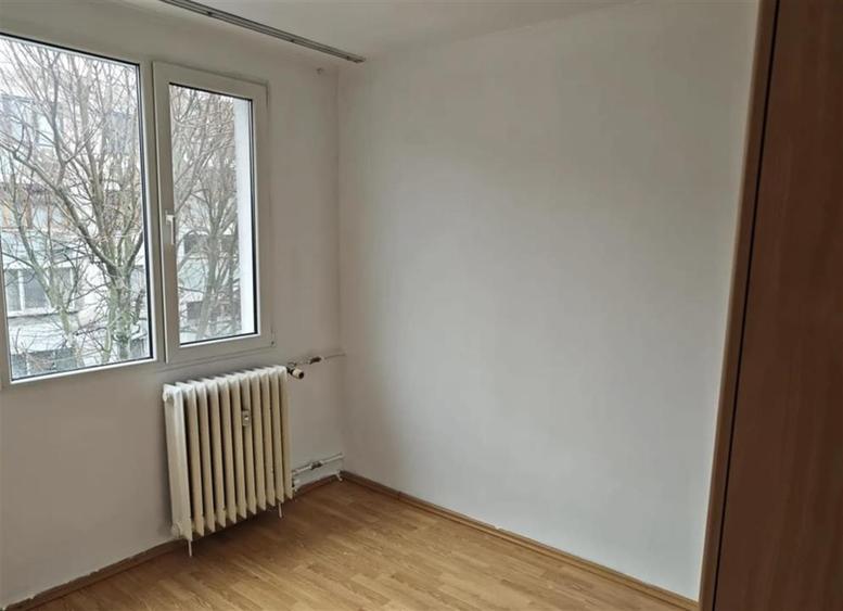 Apartament cu 3 camere semidecomandat, mobilat în Berceni