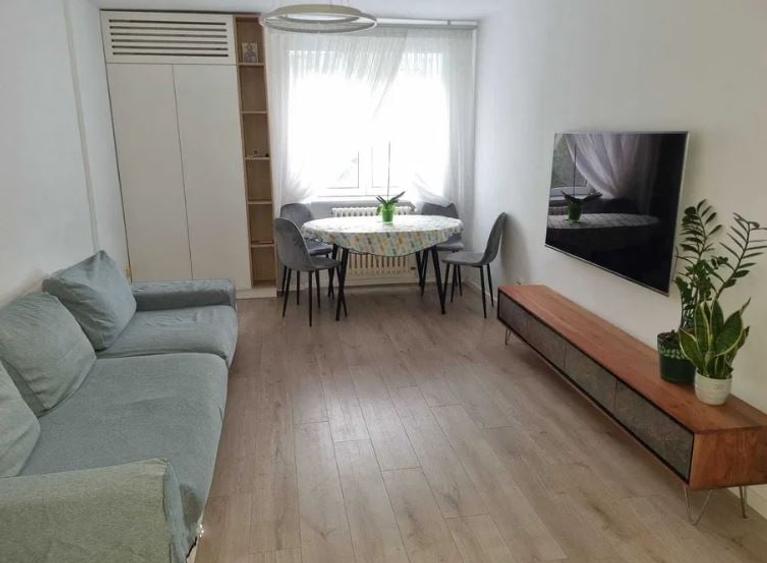 Apartament cu 3 camere semidecomandat, mobilat în Parcul Circului