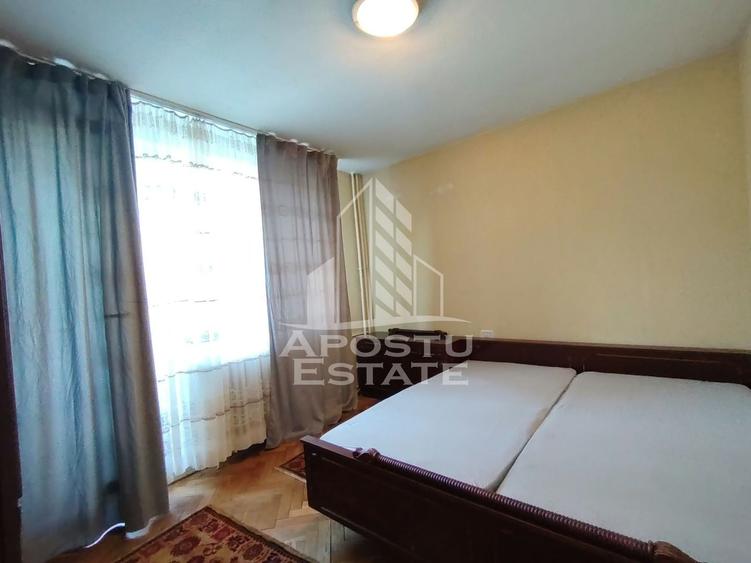 Apartament cu 3 camere semidecomandat, mobilat în Central