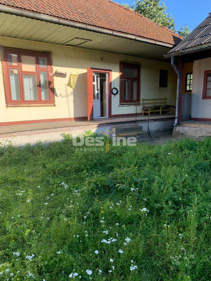 Casă individuală cu 6 camere cu Garaj în Brusturoasa