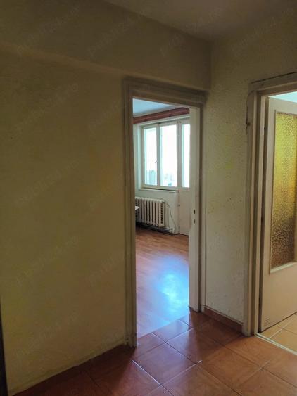 Apartament cu 3 camere semidecomandat în Central