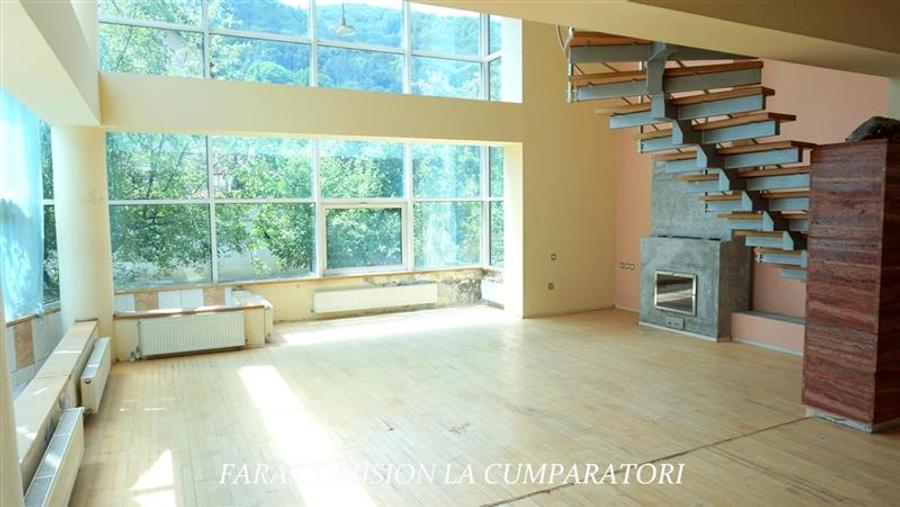 Casă individuală cu 12 camere cu Piscina în Central