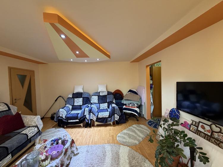 Apartament cu 3 camere semidecomandat în Kiriac