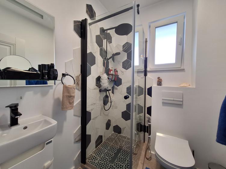 Apartament cu 3 camere semidecomandat, mobilat în Florești