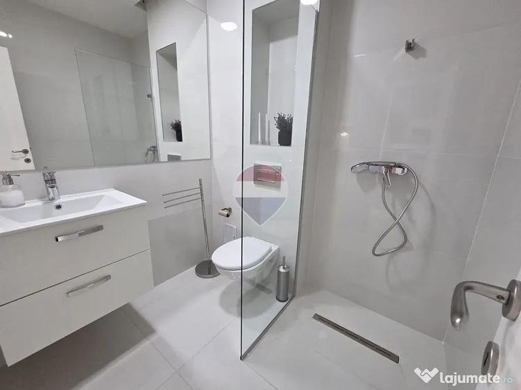 Casă cu 7 camere cu Teren 1000 Mp în Est