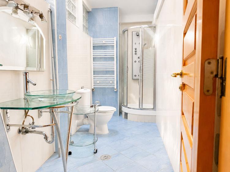 Casă individuală cu 12 camere cu Canalizare în Central
