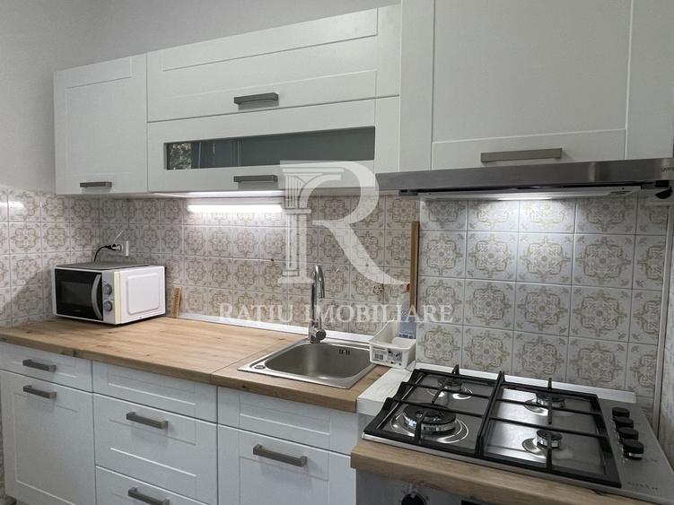 Apartament cu 3 camere semidecomandat, mobilat în Centru Civic