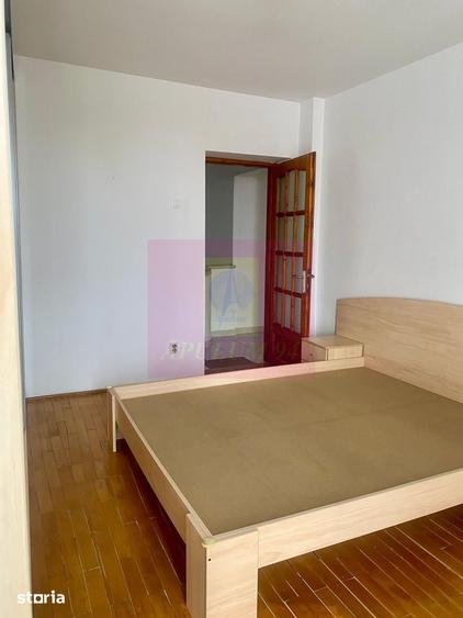 Apartament cu 4 camere decomandat, mobilat în Decebal