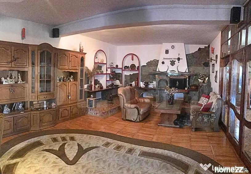 Casă cu 5 camere cu Teren 3000 Mp în Central