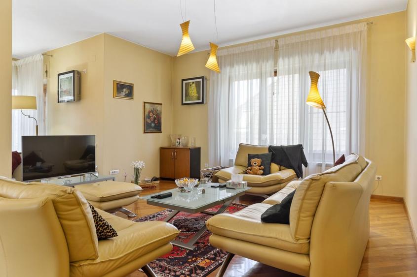 Apartament cu 8 camere semidecomandat, mobilat în Capitale
