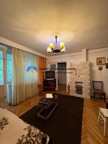 Apartament cu 3 camere semidecomandat, mobilat în Central