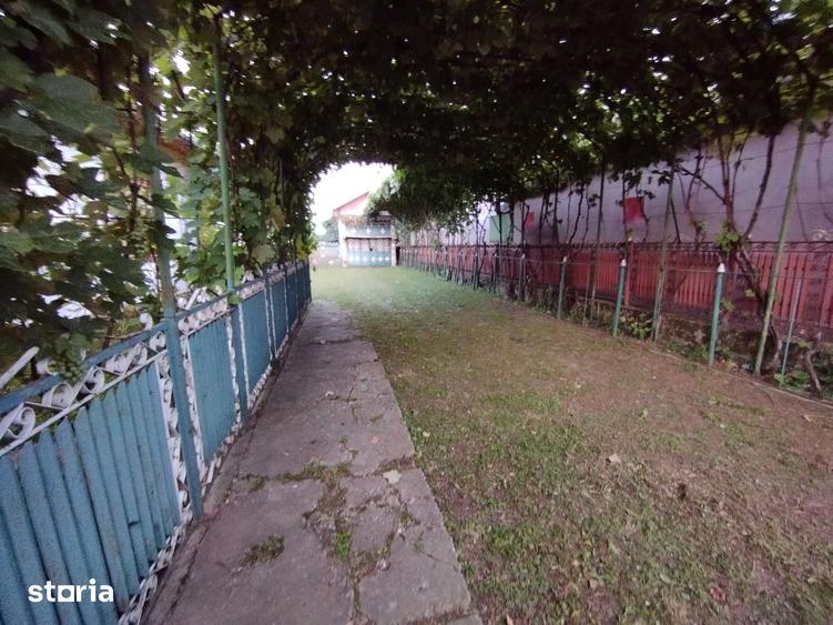 Casă cu 4 camere cu Teren 1400 Mp în Sud