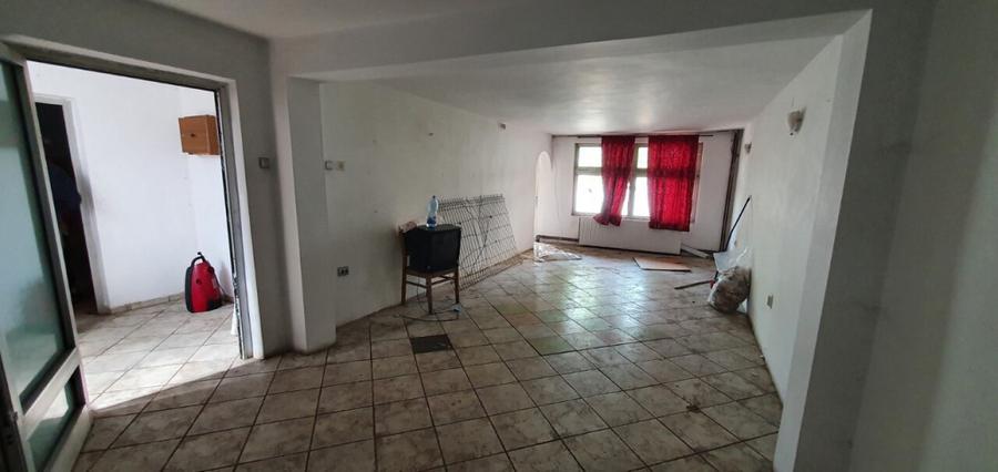 Casă cu 5 camere cu Teren 240 Mp în Nord