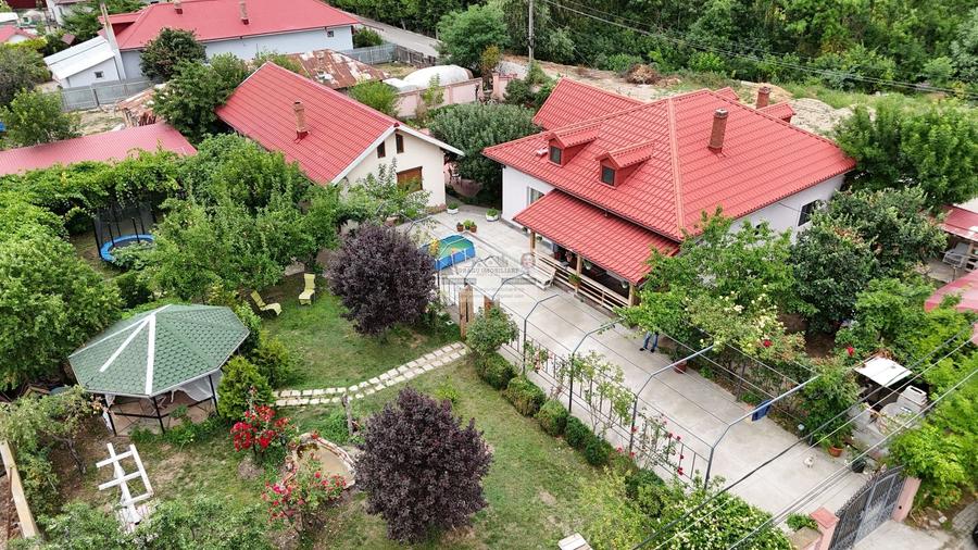Casă individuală cu 6 camere cu Canalizare în Est