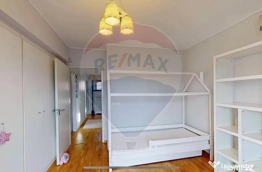 Apartament cu 3 camere semidecomandat în Sisești