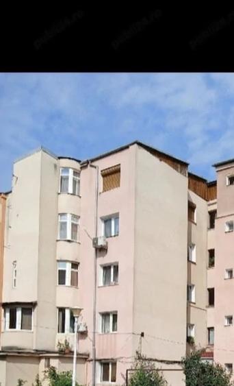 Apartament cu 3 camere semidecomandat în Gojdu