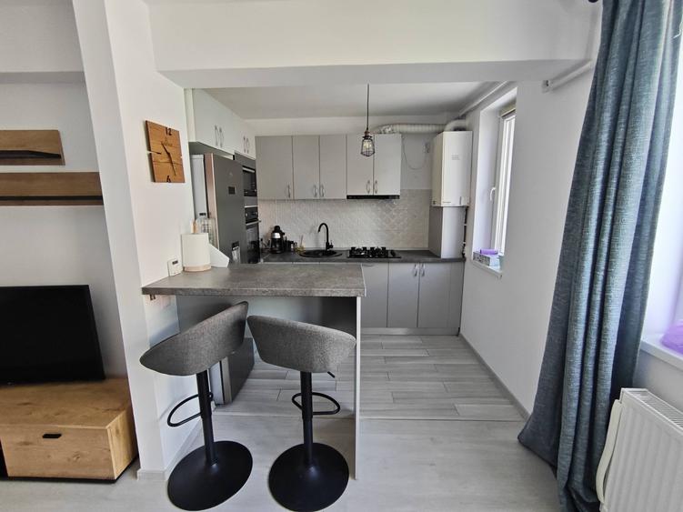 Inchiriez apartament spa?ios ?i luminos, situat la etaj 4 intr-un imobil construit recent, cu finisa - 1